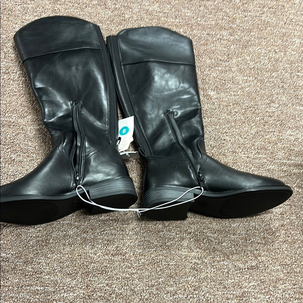 Black Heeled Boots with Classic Leather Design